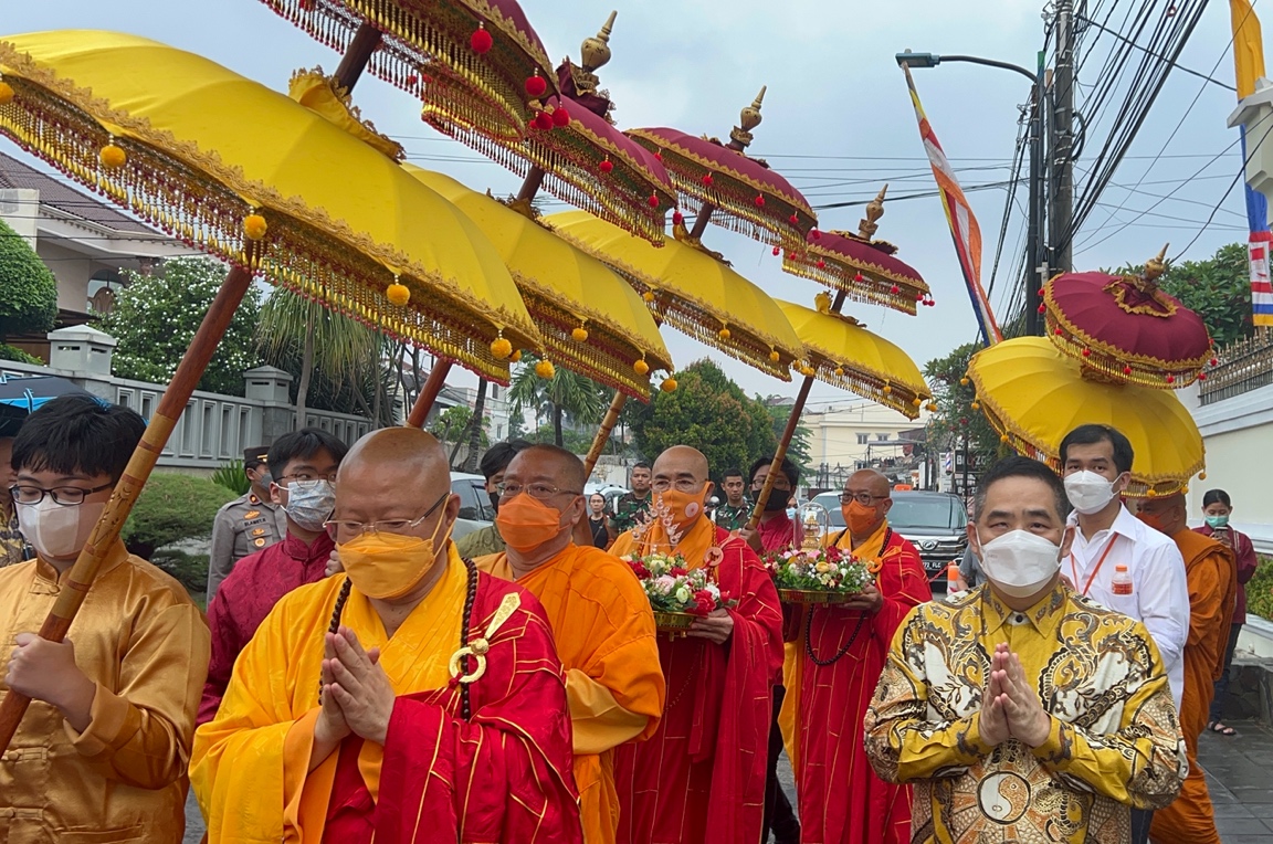 《Procession of Buddha Relics and Mahapitaka at Wihara Ekayana Arama Indonesia》