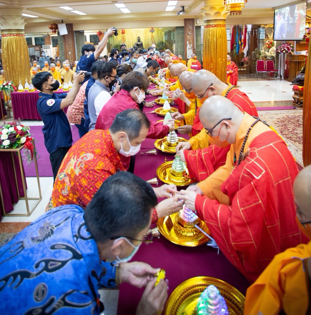 A group of people sitting at a table eating food

Description automatically generated with medium confidence