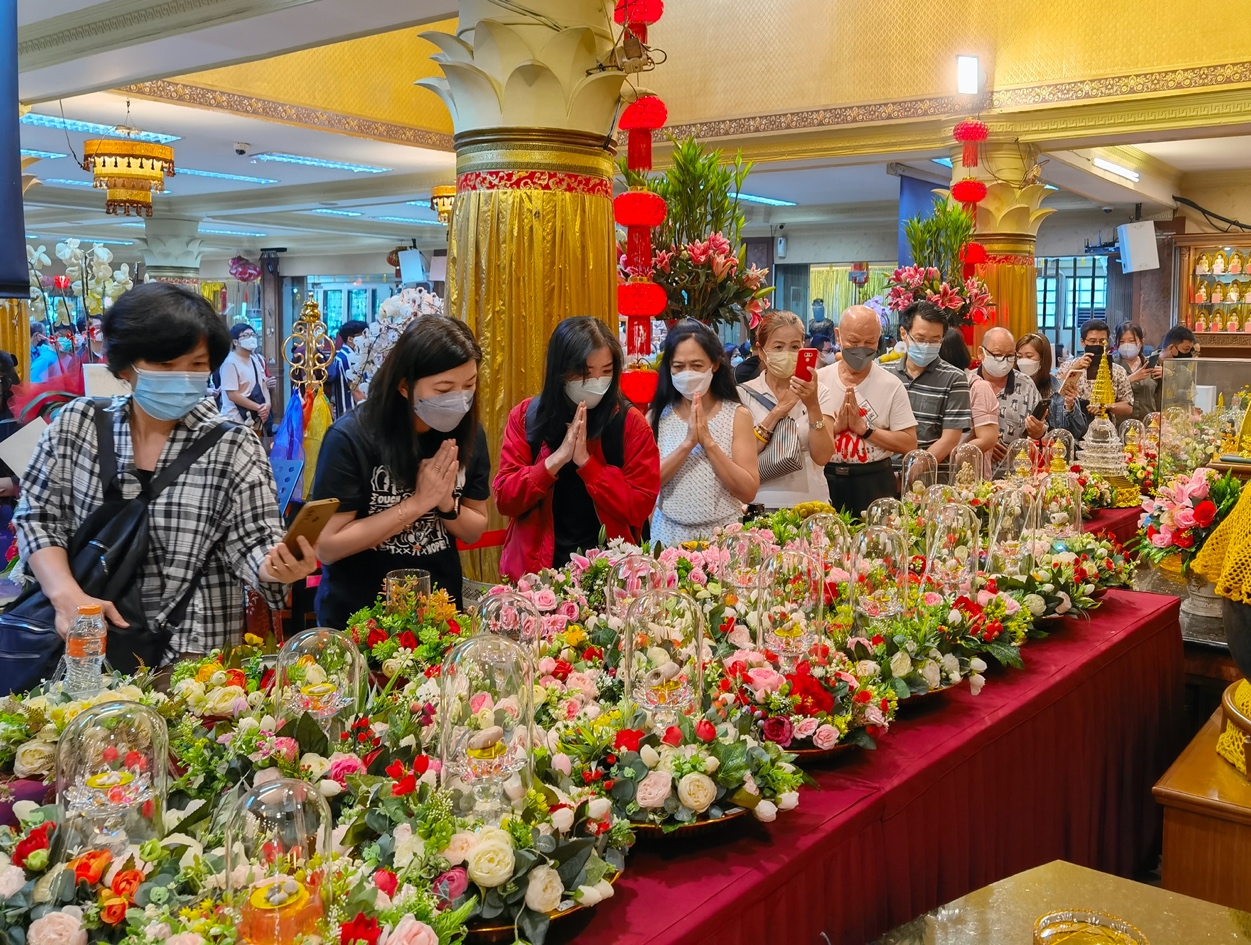 A group of people in a flower shop

Description automatically generated with medium confidence