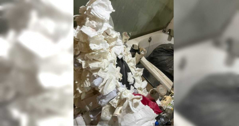 衛生紙跟衛生棉堆。(圖/翻攝爆料公社)