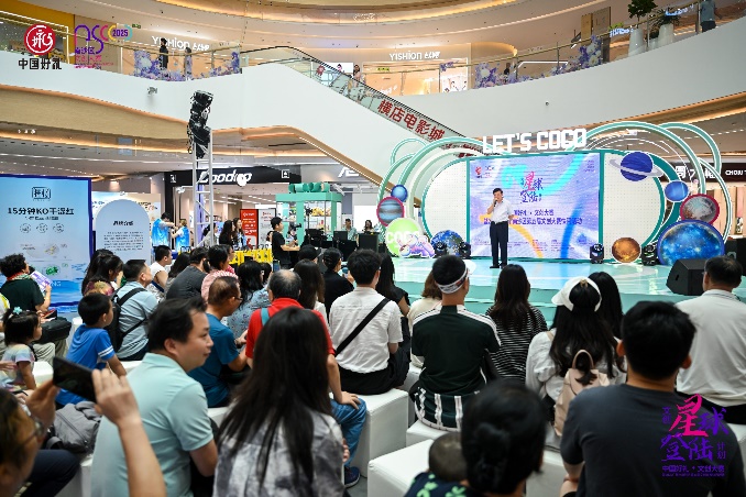 人们在看台上的人群
AI 生成的内容可能不正确。