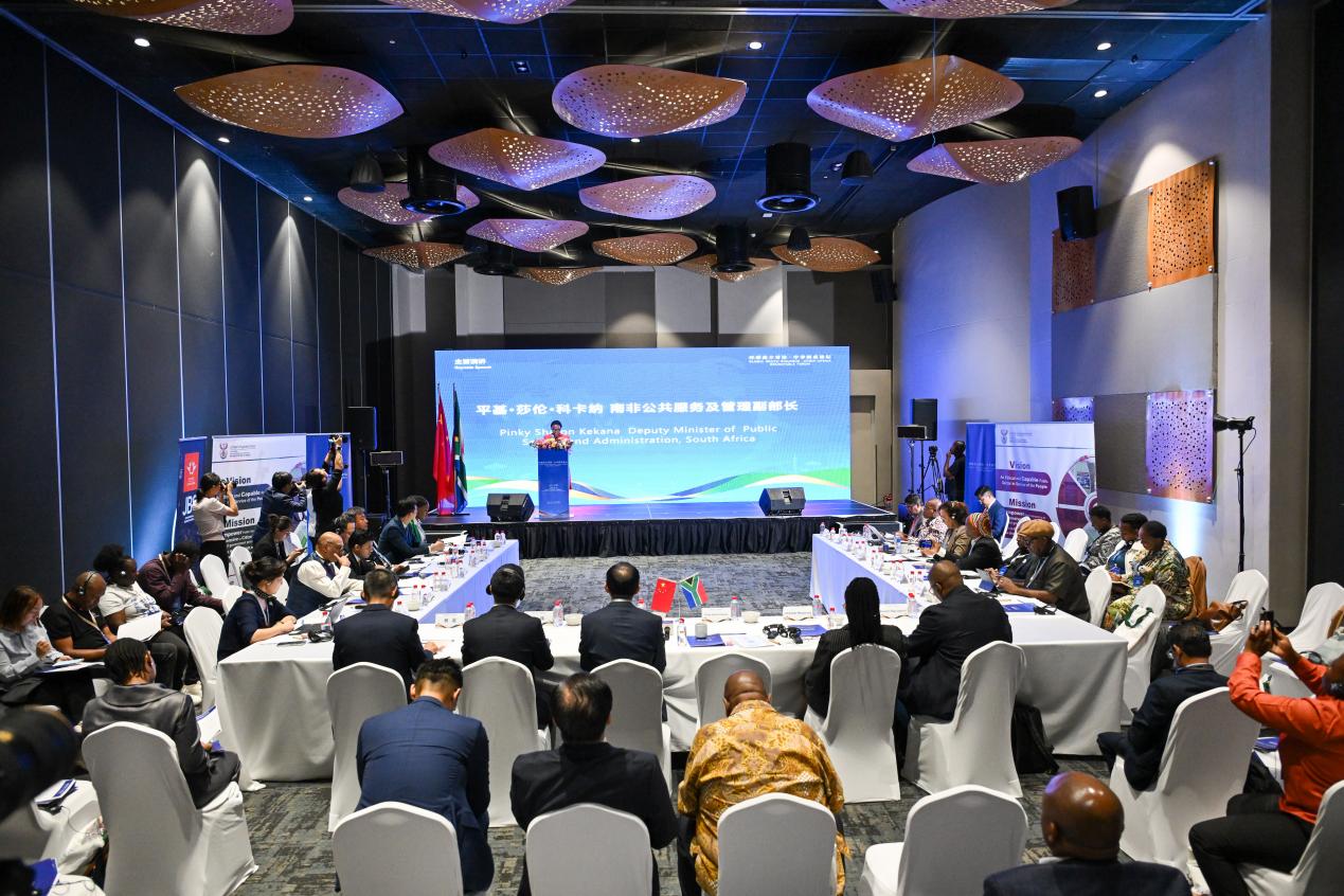 会议室里的人们

中度可信度描述已自动生成