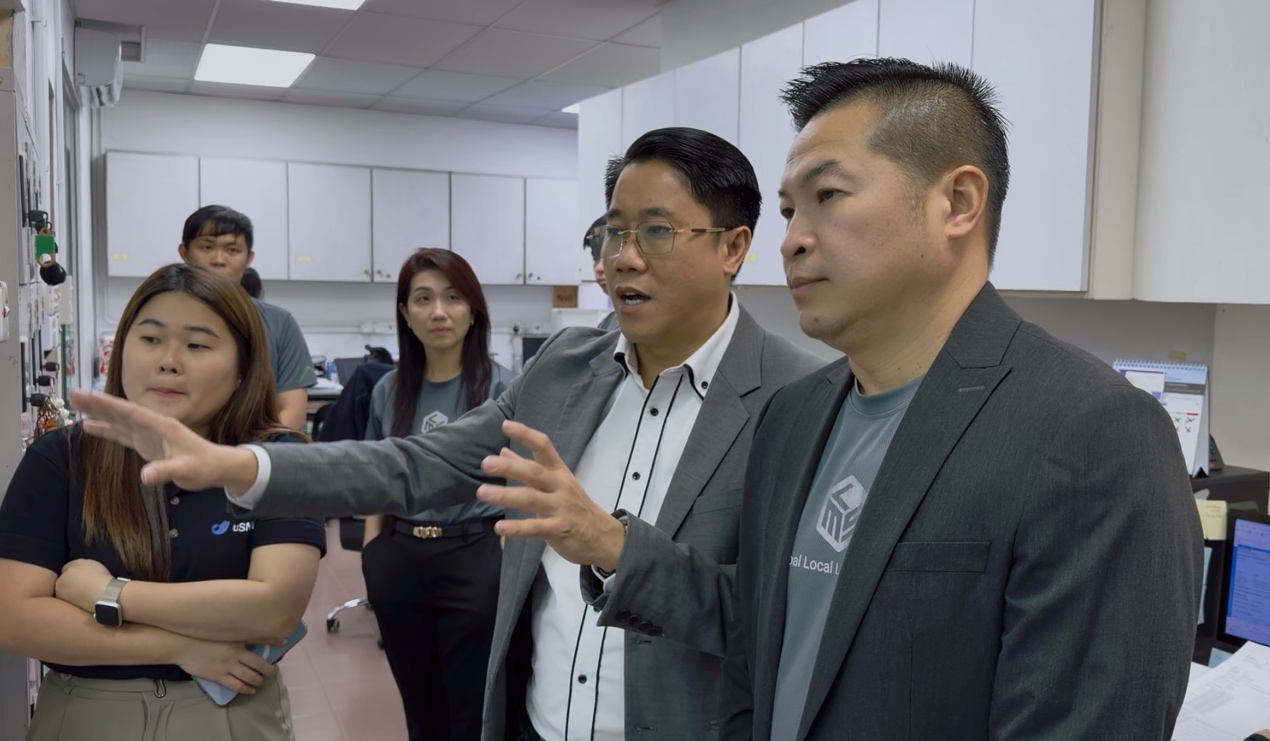 男人和女人站在房间里

AI 生成的内容可能不正确。