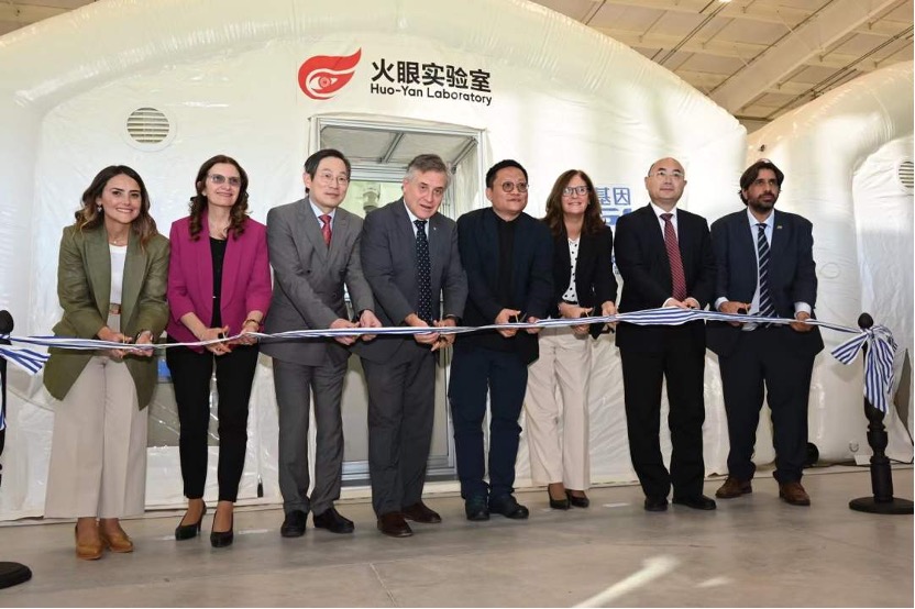 一群人站在一起

AI 生成的内容可能不正确。