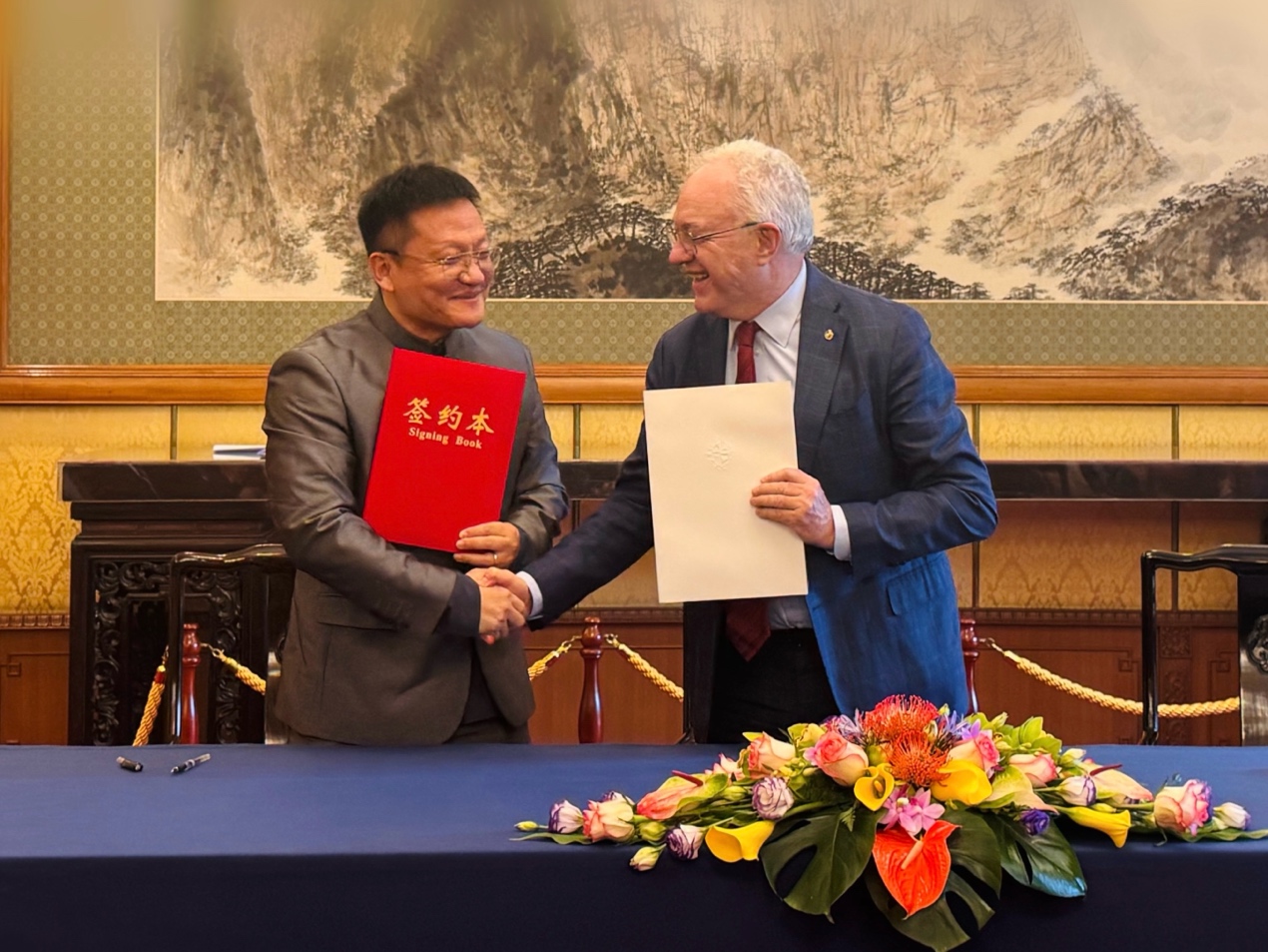 图片包含 人, 桌子, 男人, 花

AI 生成的内容可能不正确。