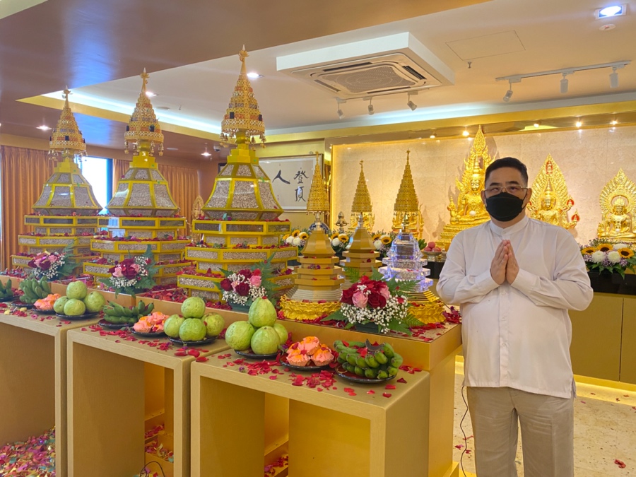 A person standing in front of a display of fruit

Description automatically generated with low confidence