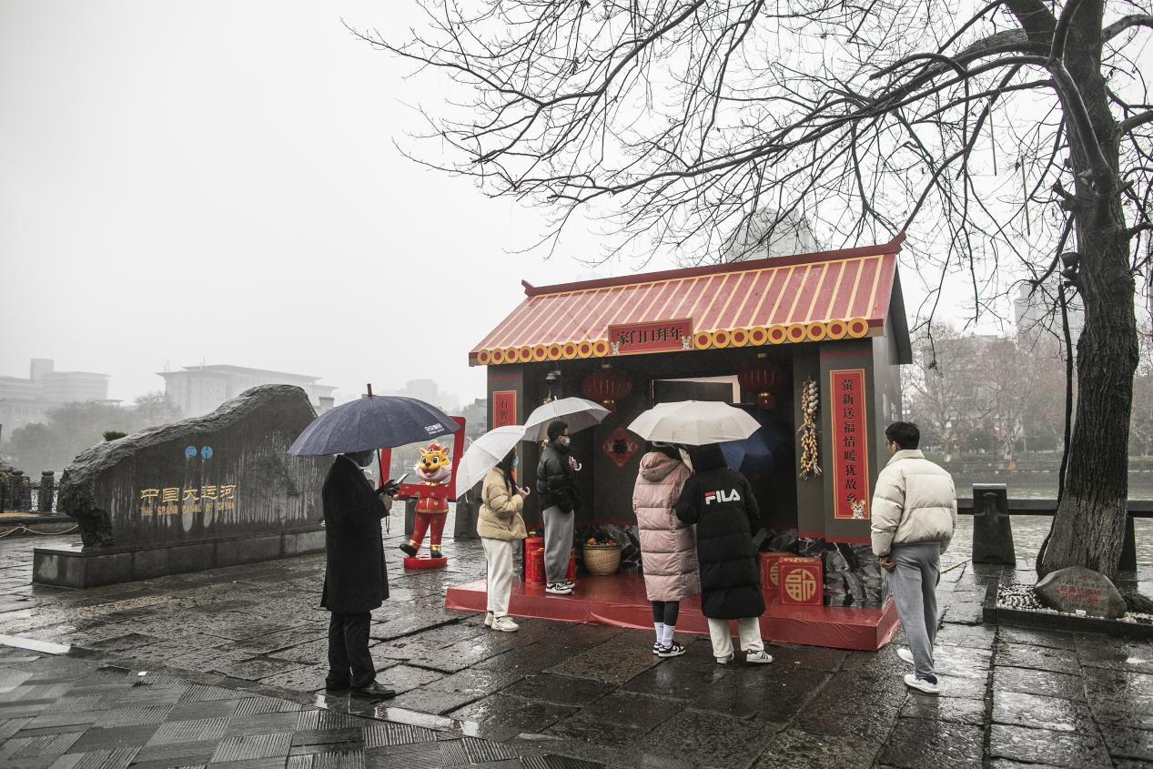 杭州大运河畔现暖心“家门口” 不回家过年的异乡人被感动现场落泪
