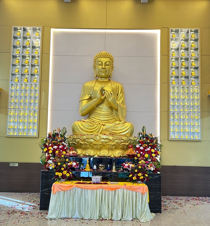 A golden buddha statue

Description automatically generated with low confidence