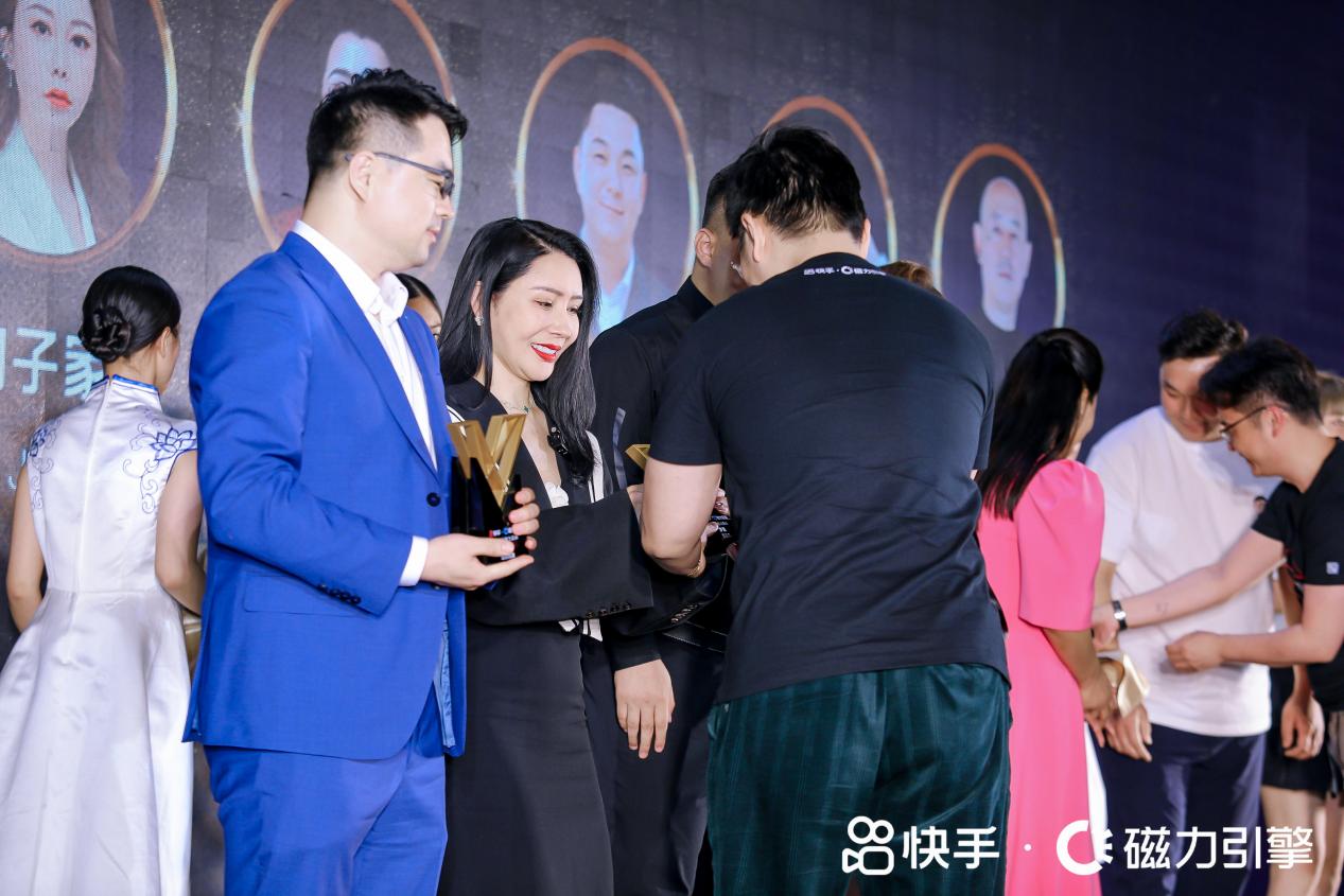 梦泉美妆创始人贺冬冬出席临沂快品牌当红夜活动现场,探索品牌破圈力!
