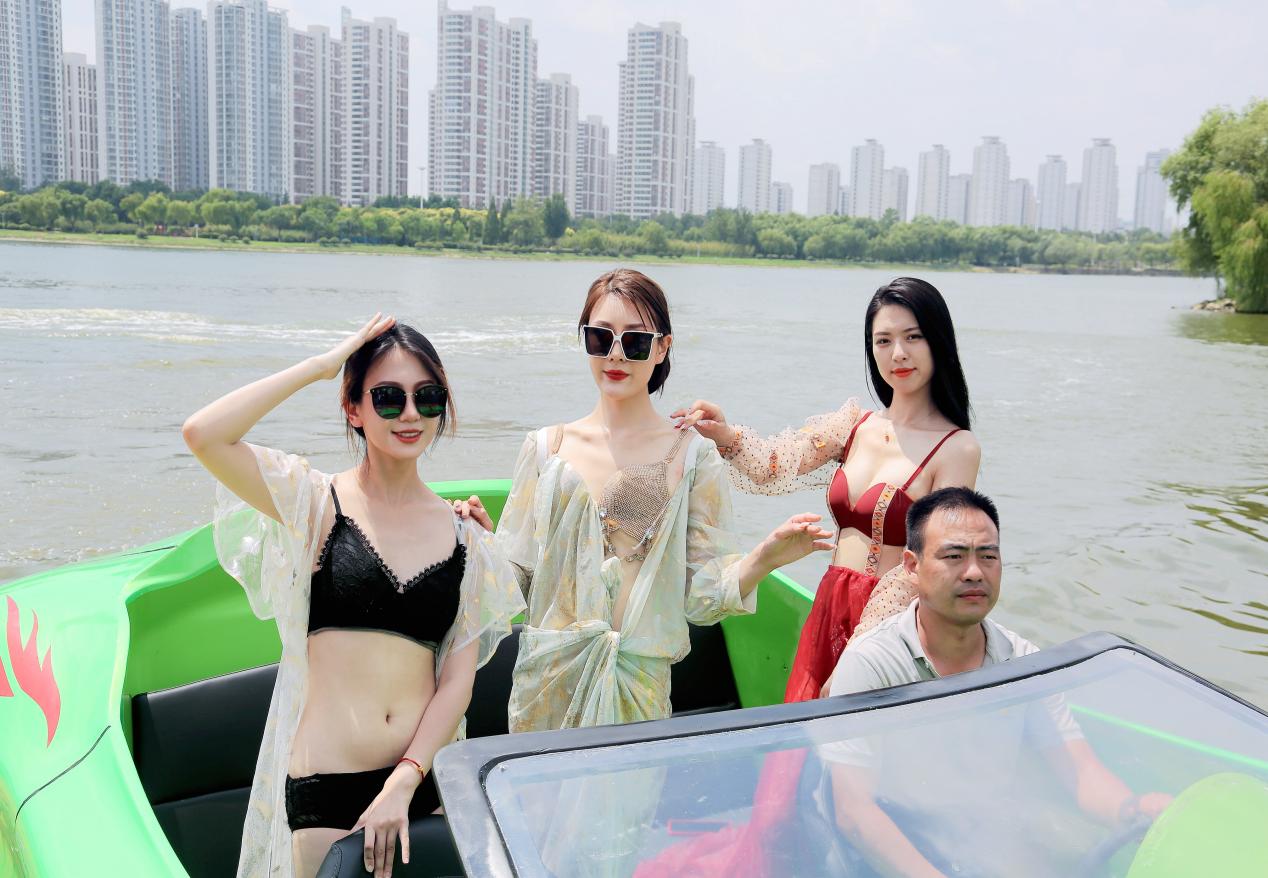 中国首艘“水上超跑”驾到 广东克兰茜引领行业新风尚