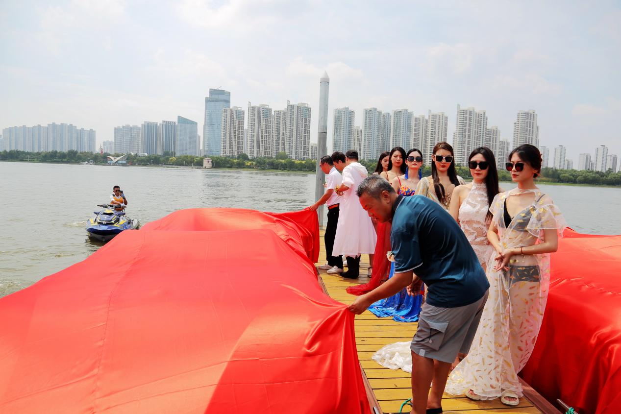 中国首艘“水上超跑”驾到 广东克兰茜引领行业新风尚