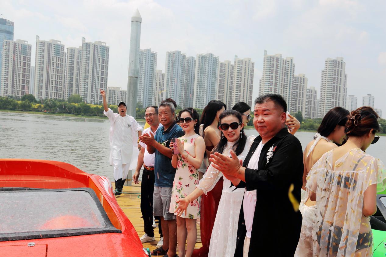 中国首艘“水上超跑”驾到 广东克兰茜引领行业新风尚